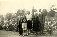 Hansen-Family-in-Rosegarden